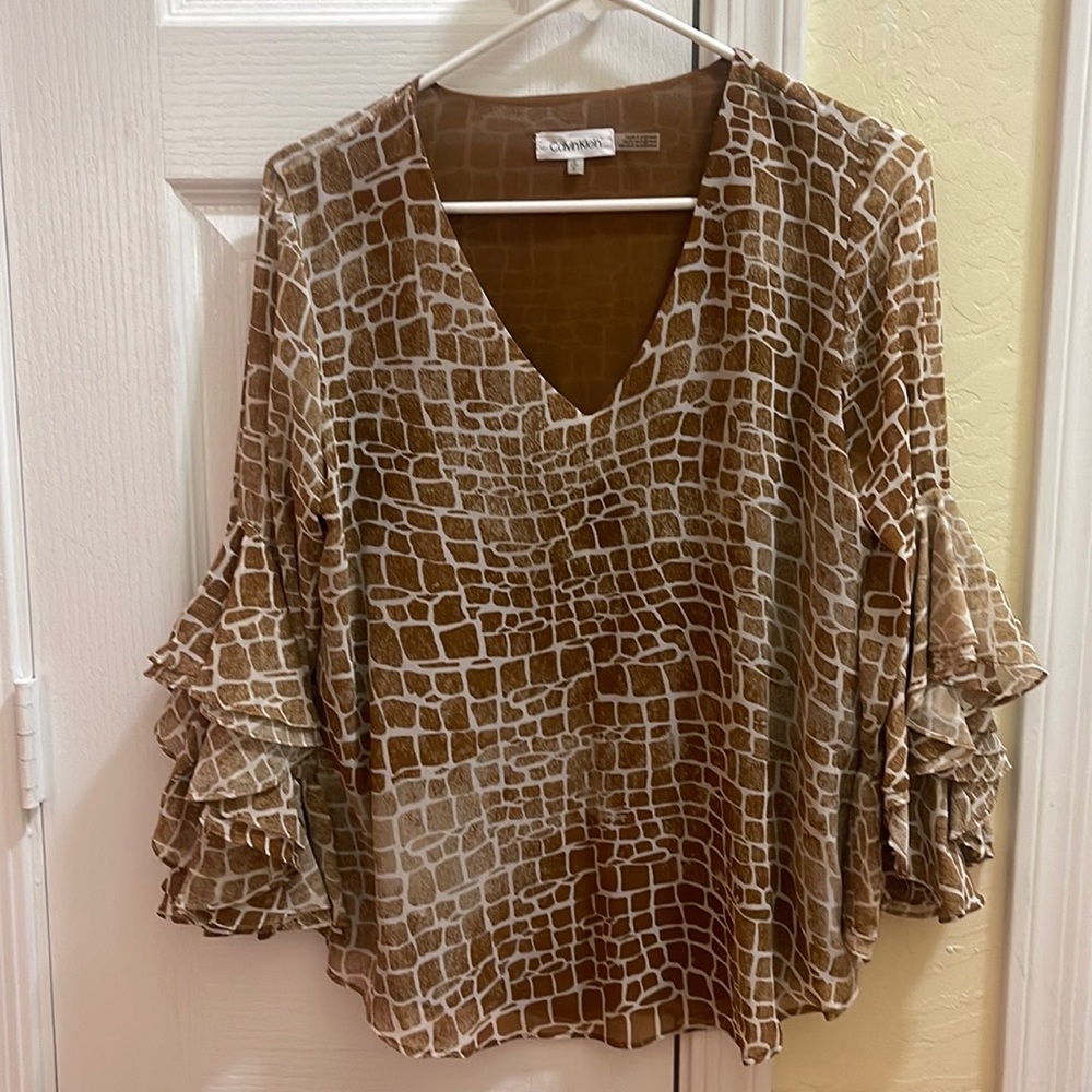 I selling Calvin Klein Printed Ruffle Sleeve V-
Neck Top